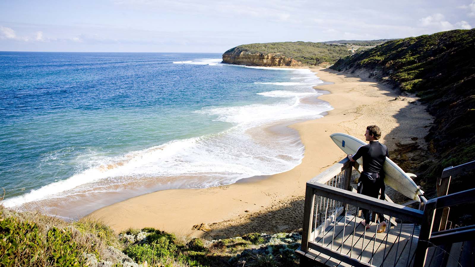 bells-beach-surfer_gor_r_1244729_1600x900 (1)