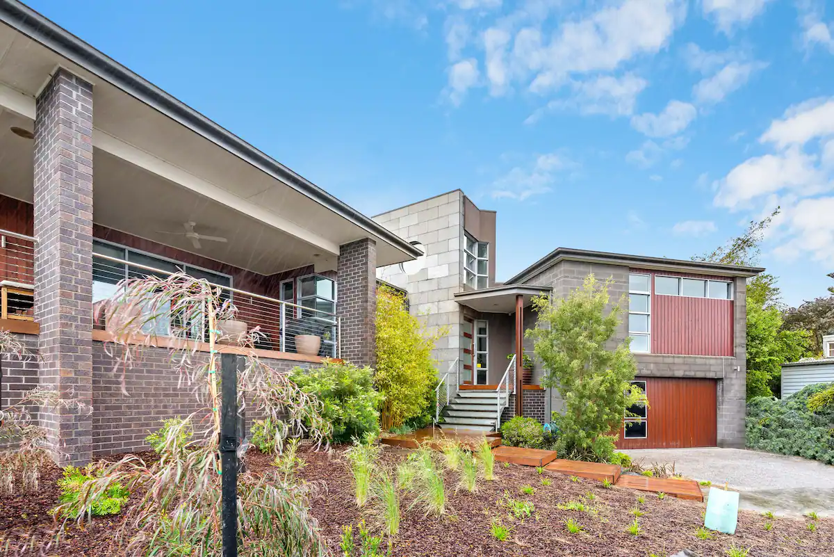 38d01892-e5b2-4dc4-8ff5-f1ef5d13b396 Sunnyside Stocks—Contemporary Studio Cool