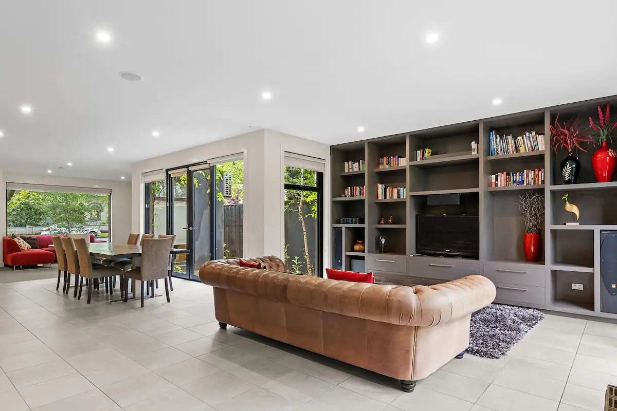c291037e-0621-483c-87a3-21c1dc7b5efe Sunnyside Stocks—Contemporary Studio Cool